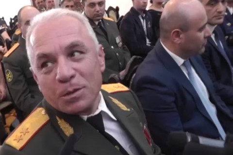 Բոլոր մեխանիկ–վարորդները զորացրվել են, գնացեք, հարցրեք. Լեւոն Մնացականյանը՝ լրագրողներին