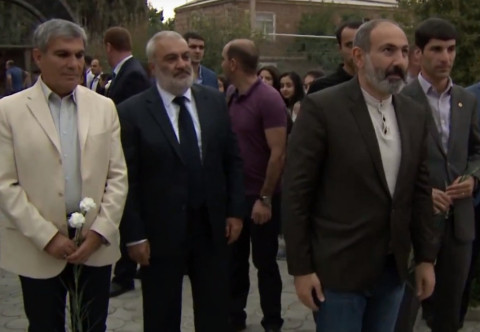 Փաշինյանը Արամ և Արմեն Սարգսյանների ուղեկցությամբ այցելել է Վազգեն Սարգսյանի տուն–թանգարան