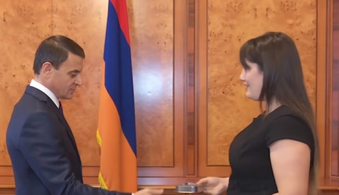 Օսիպյանը լեյտենանտի ուսադիրներ է հանձնել ՊՊԾ գնդի մոտ զոհված Յուրի Տեփանոսյանի կնոջը