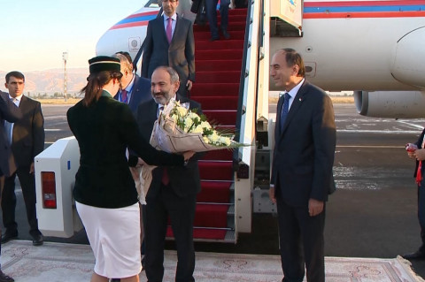Փաշինյանին Դուշանբեում դիմավորել են սպիտակ վարդերով
