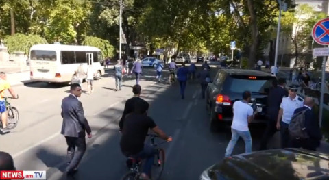 Ինչպես են Նիկոլ Փաշինյանի թիկնապահները վազում նրա հետեւից