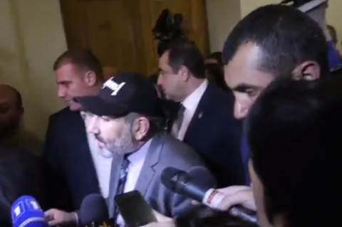Փաշինյանը դուրս է գալիս խորհրդարանական ուժերի հետ բանակցություններից