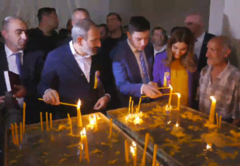 Վարչապետ Փաշինյանը մոմ է վառել Էջմիածնի Մայր տաճարում