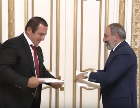 Փաշինյանը և Ծառուկյանը հուշագիր են ստորագրում