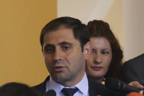 Ոչ պրոֆեսիոնալ պաշտոնյաները չեն աշխատի. Սուրեն Պապիկյան