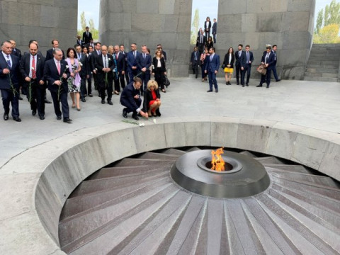 Մակրոնն այցելել է Ծիծեռնակաբերդի հուշահամալիր
