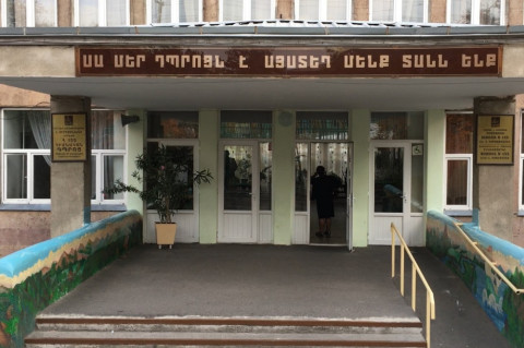Երեւանում թիվ 155 դպրոցում ռումբի մասին ահազանգել է նախկին աշակերտներից մեկը. պատմում է տնօրենը