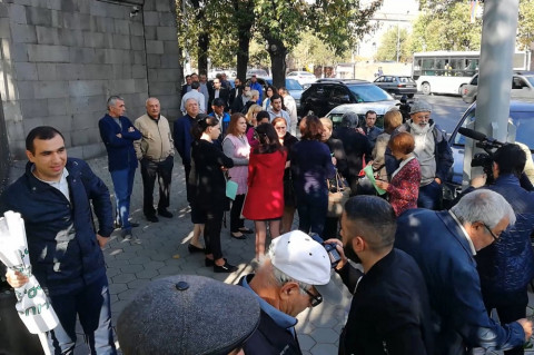 «Ո՛չ անուղղակի մահապատժին». ցմահ դատապարտյալների հարազատները բողոքի ակցիա են անում