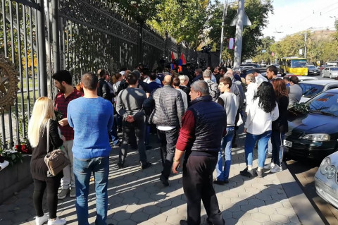 Ազատ արձակեք՝ գա էրեխու հարսանիքին. Արմենակ Մնջոյանի հարազատները համաներում են պահանջում