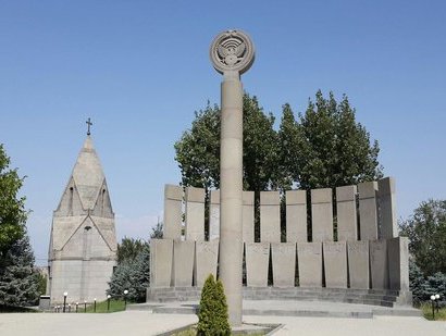 «Եռաբլուր» են այցելում պաշտոնատար անձինք