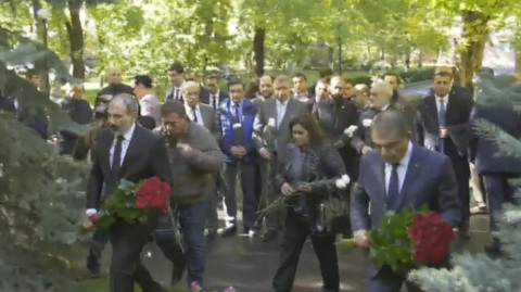 Նիկոլ Փաշինյանը, Արա Բաբլոյանը ծաղիկներ խոնարհեցին ԱԺ բակում Հոկտեմբերի 27-ի զոհերի հիշատակին