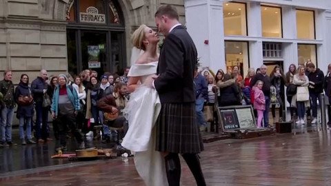 Glasgow newlyweds dance their first dance on street