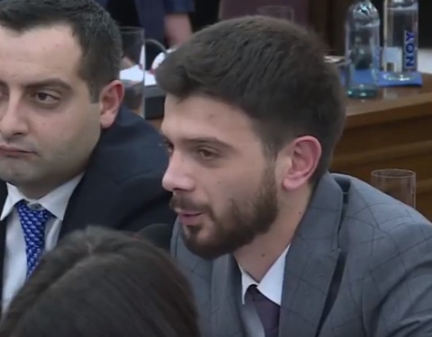 Դուք պետք է մնաք Գյումրիում, դեմ եմ քվեարկելու. ավագանու անդամը՝ փոխքաղաքապետի թեկնածուին