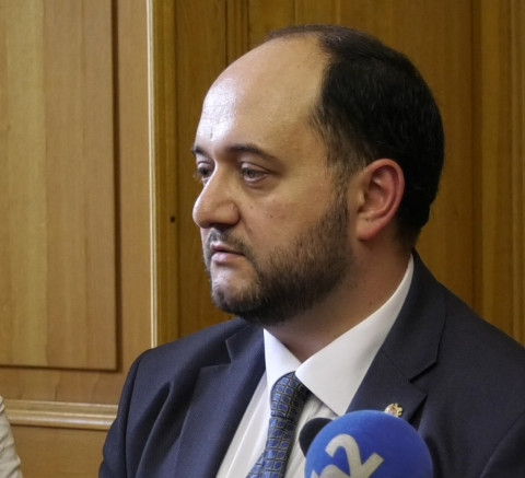 Փաշինյանի պաշտամունք դպոցներո՞ւմ. ինչպես է դրա դեմ պայքարում նախարարությունը