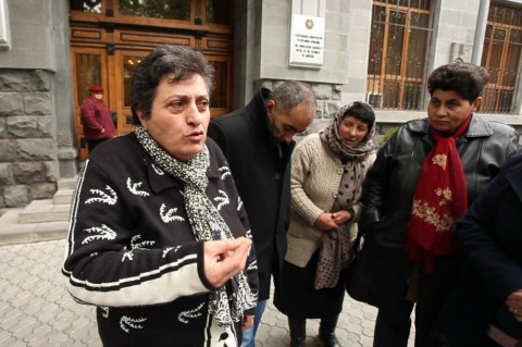«Շառ են անում, մեր տղերքն իրենց գործն են արել». սեւանցի ոստիկանների հարազատները դատախազության մոտ են