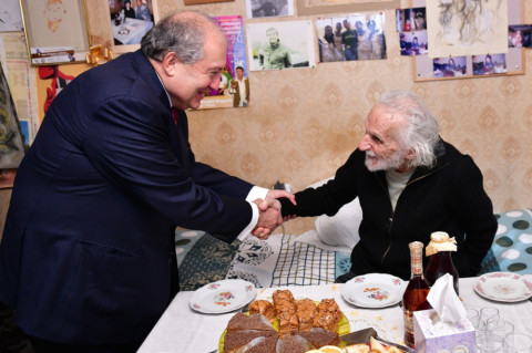 Նախագահ Սարգսյանը Երվանդ Մանարյանին հանձնել է ՀՀ ժողովրդական արտիստի կրծքանշանը