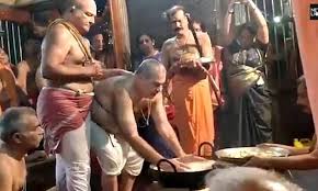 India man puts hand into boiling oil