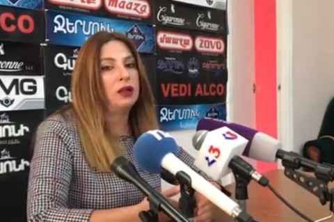 Աննա Հակոբյանն ապրիլի 22–ին երջանիկ դեմքով կատարում էր կազմակերպված ծրագիրը. Փոստանջյան