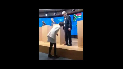 European Commission President comes to press conference wearing different shoes
