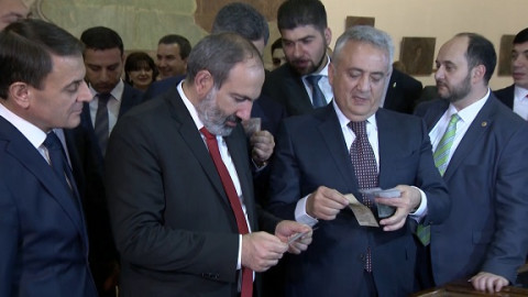 Փաշինյանը ծանոթացել է ՀՀ նոր դրամներին