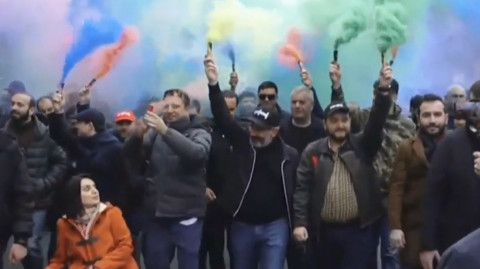 Փաշինյանը երթի մասնակիցների հետ վառեցին «Ազատության ջահերը»