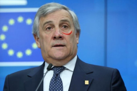 European Parliament President draws red lipstick under eye, in support of women