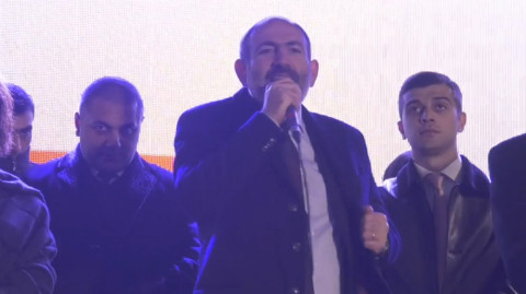 Փաշինյանն Իսահակյան է արտասանում Գյումրիում