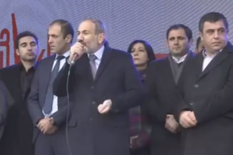 Փաշինյանը երեկ հրամանատարների վրա մատ թափ տալուց հետո այսօր նրանց նվիրված բանաստեղծություն կարդաց