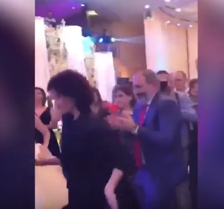 Փաշինյանը հպարտությամբ հետևում է Աննա Հակոբյանի պարին
