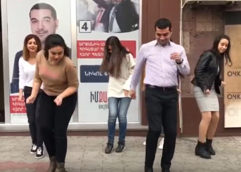 Հրաչյա Հակոբյանի ֆլեշմոբը դպրոցականների հետ