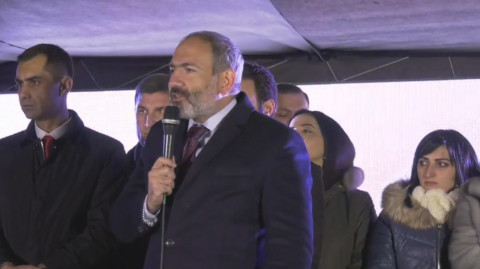 Նամակ եք ուզում տաք, տվեք, ինչի՞ եք կռիվ անում. Փաշինյանը՝ սեւանցի պապիկին
