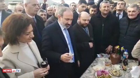 «Ձեր բոլորի ցավը տանեմ». Փաշինյանը կենաց խմեց Մալիշկա գյուղում