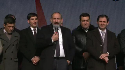 Փաշինյանի ելույթի ժամանակ պահանջեցին Արարատի քաղաքապետի հրաժարականը