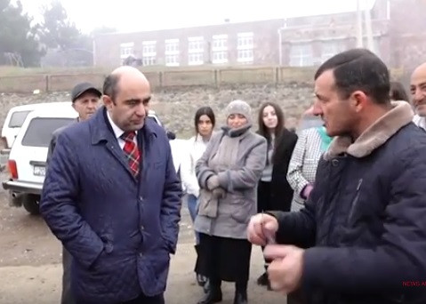 Նիկոլ, քեզ ուտիլ չտինք. պառվաքարցին Փաշինյանին հորդորեց այցելել իրենց գյուղ