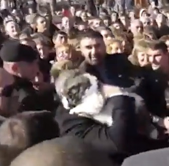 Փաշինյանին Ծաղկահովիտում շուն նվիրեցին