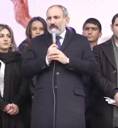 Փաշինյանի հավաքին մեկ րոպե լռությամբ հարգեցին զոհված օդաչուների հիշատակը