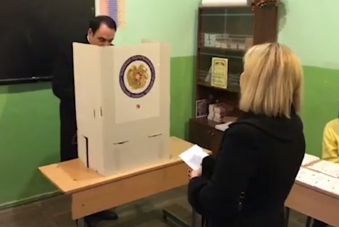 ՕԵԿ ցուցակը գլխավորող Արթուր Բաղդասարյանը կնոջ հետ էր եկել քվեարկության