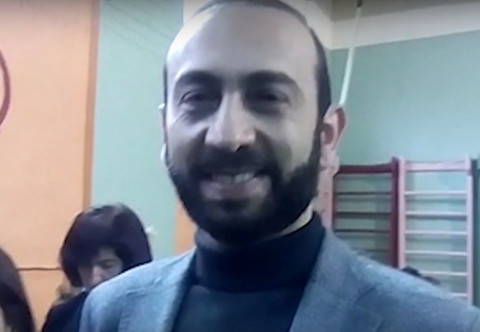 Ընտրակեղծիքների նշաններ նունիսկ չկան․ Արարատ Միրզոյանը քվեարկության էր եկել դստեր հետ