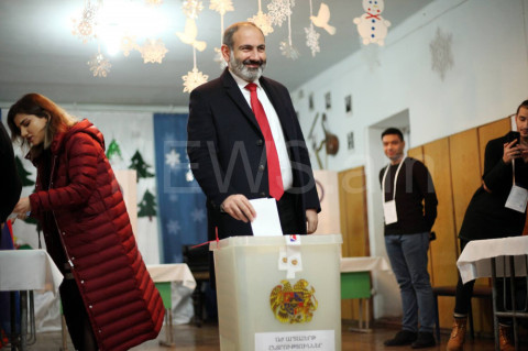 Փաշինյանների ընտանիքը քվեարկության էր եկել Ամպիկի հետ