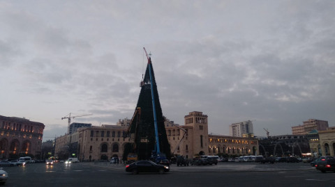 Հանրապետության հրապարակում տեղադրել են գլխավոր տոնածառը