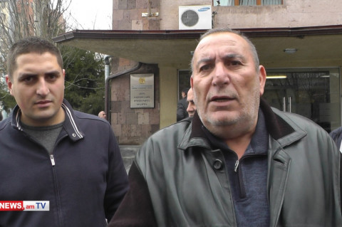 Տուն– տեղն էլ ծախենք, տարեք, կերեք, կշտացեք. ավտովաճառողների ակցիան՝ ՊԵԿ–ի դիմաց