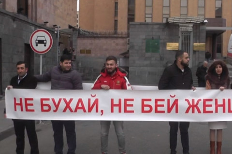 «Не бухай, не бей женщин». լուռ ակցիա՝ ՀՀ–ում ՌԴ դեսպանատան դիմաց