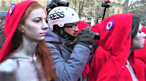 Femen conducts naked rally in Paris