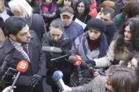 «Եթե մեր պահանջը չկատարվի, նստացույց կանենք». նախարարությունների աշխատակիցների բողոքի ակցիան