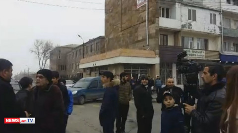 Էջմիածինցիները պահանջում են Մանվել Գրիգորյանին կոչումազրկել եւ նորից կալանավորել
