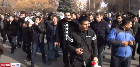 «Մեր Նոր տարվա ամենամեծ նվերն այն է, որ Մանվելին ուղարկենք իր տեղը». բողոքի ակցիա Էջմիածնում