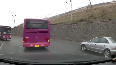 Ինչպես է Երեւանում ավտոբուսի վարորդը կոպտորեն խախտում երթեւեկության կանոնները