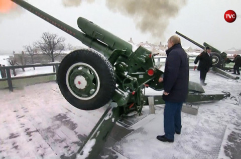 Putin fires cannon at Christmas