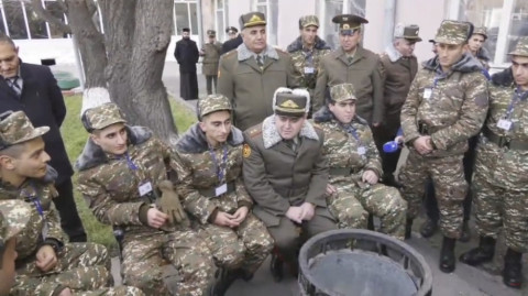 «Ծառայություն ա, մի օր լավ կլինի, մի օր վատ». ԶՈՒ գլխավոր շտաբի պետը՝ նորակոչիկներին