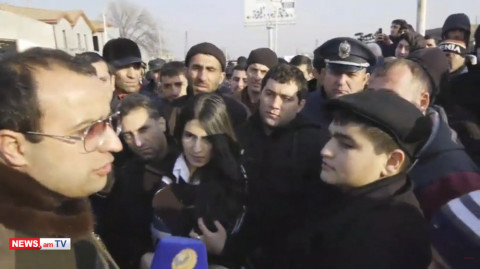 Պետք է՝ ջուր էլ կառնեմ, պապիրոզն էլ հետը. ցուցարարը՝ պատգամավորին